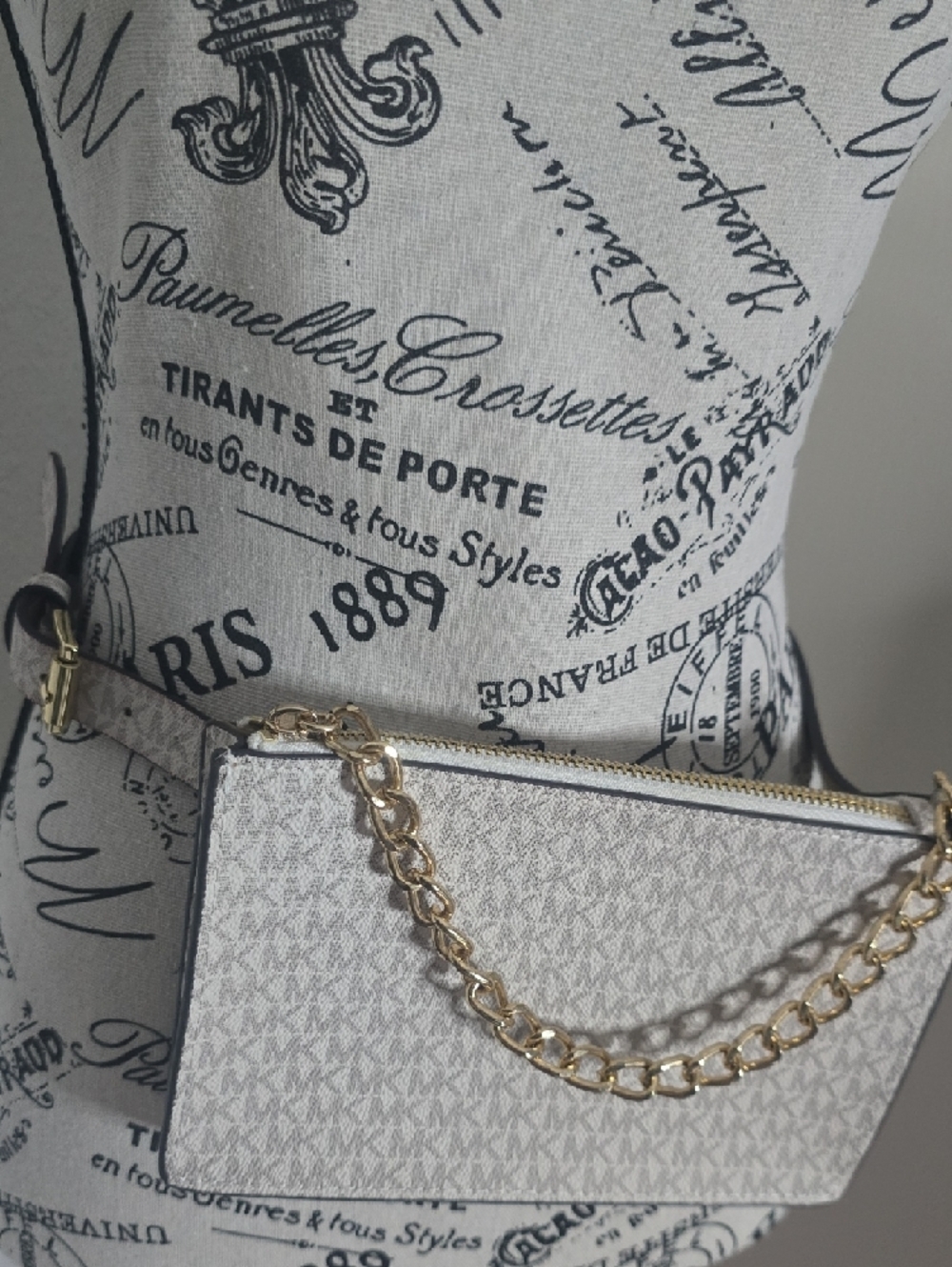 Michael Kors Cream MK W/ Gold Hardware & Gold Chain Belt Bag (NWOT)(S)✨️🤍✨️ - Picture 4 of 9